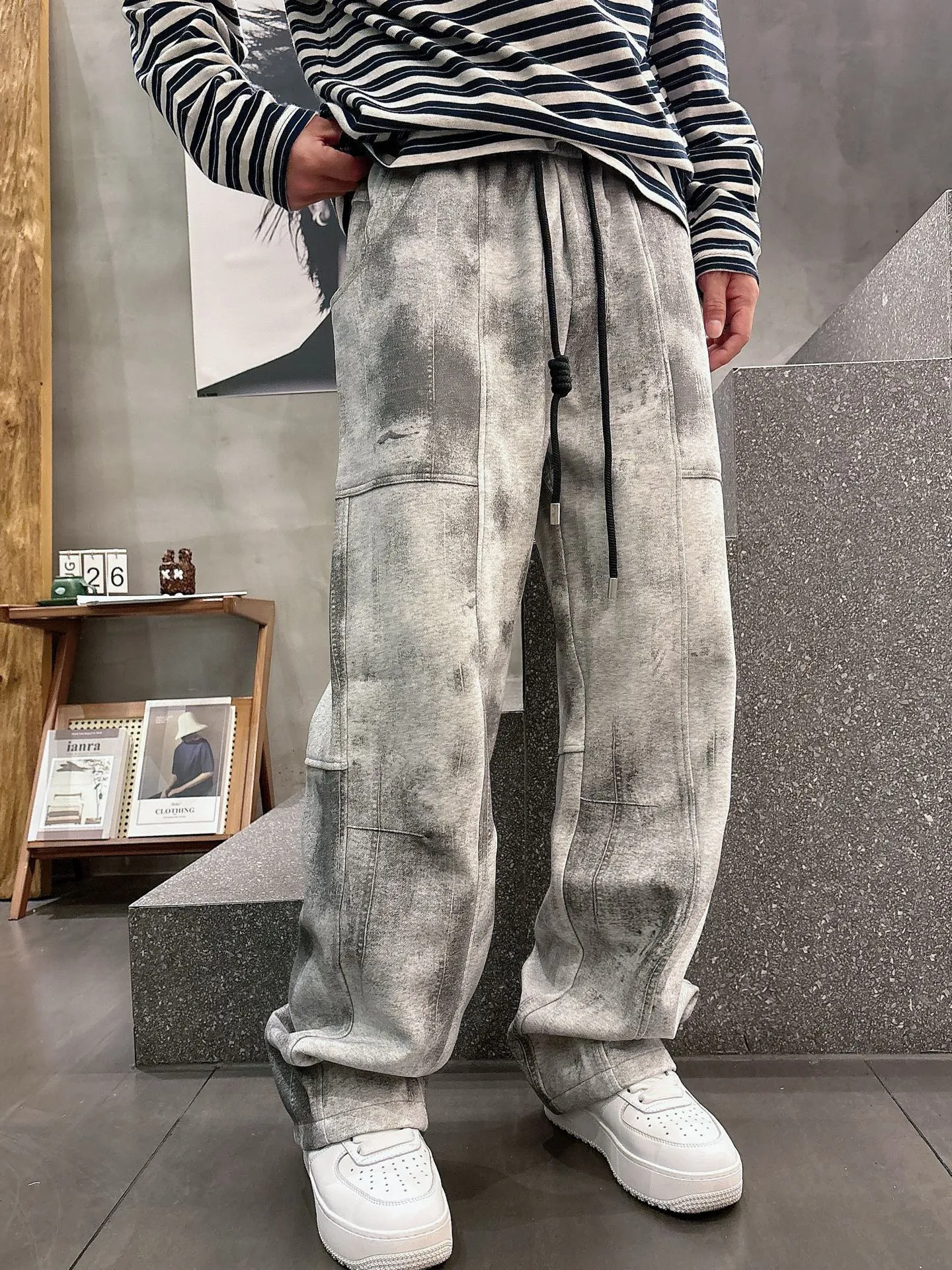 Balenciaga 🆕2026 Autumn and Winter New Arrival Casual Pants! The official website will be released simultaneously. Brand Classic LOGO casual pants, customized fabrics, excellent comfort and strong touch. Highly recognisable, perfect appearance and craftsmanship. Size:M-3XL